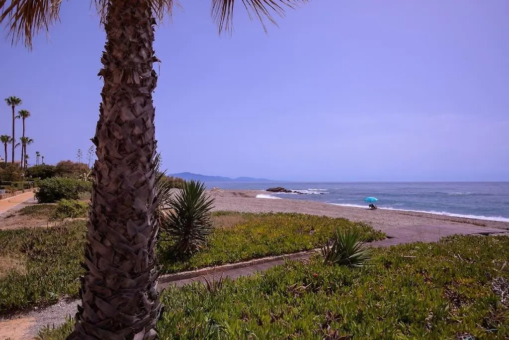 Beautiful 2 Bedrooms Town House. Frontline Beach Манилва Дом отдыха